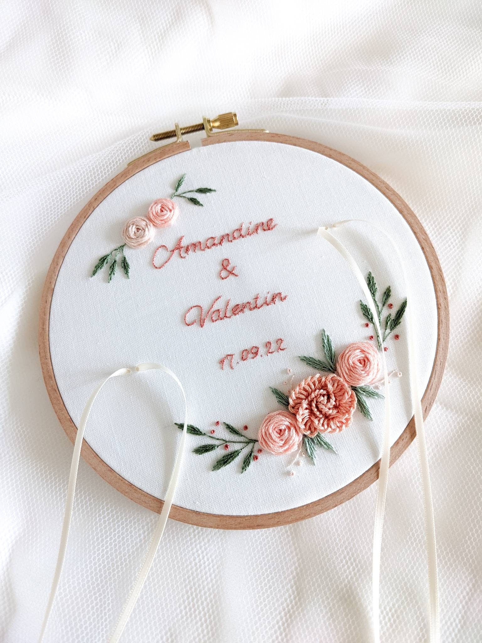 Porte alliances brodé personnalisé, prénoms brodés, porte-alliance mariage, fleurs brodées