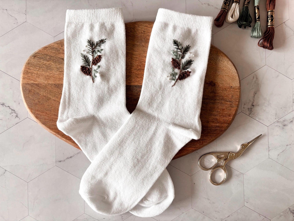 Chaussettes en coton brodées à la main, motif pommes de pin, sapin