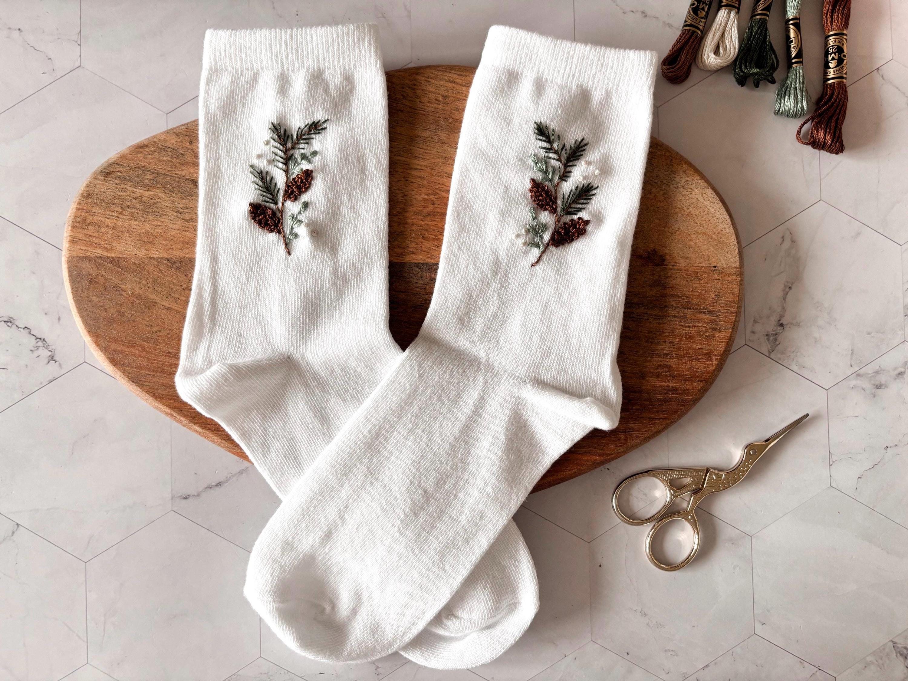Chaussettes en coton brodées à la main, motif pommes de pin, sapin