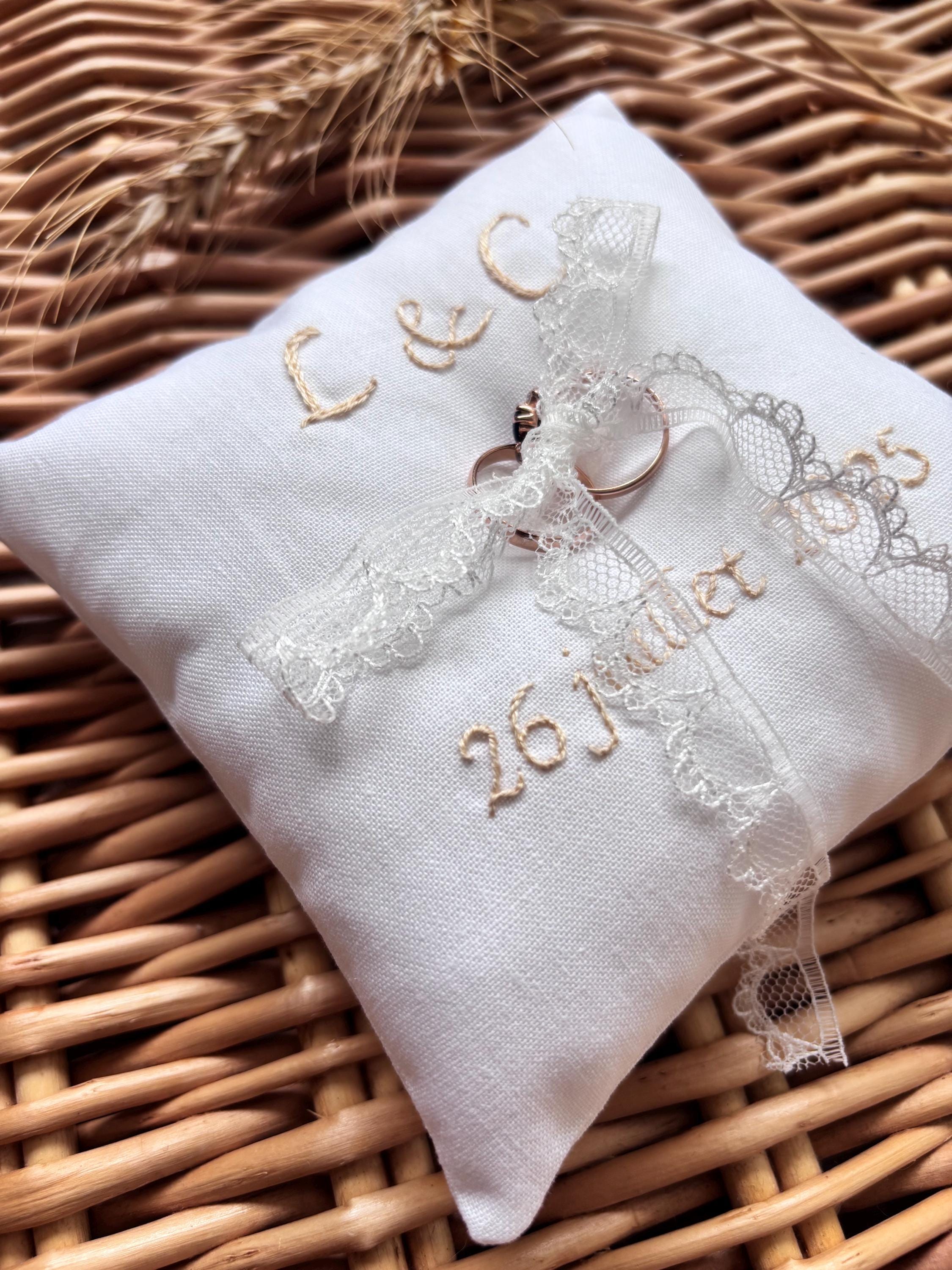 Coussin porte alliance blanc, accessoire de mariage élégant et personnalisé, dentelle