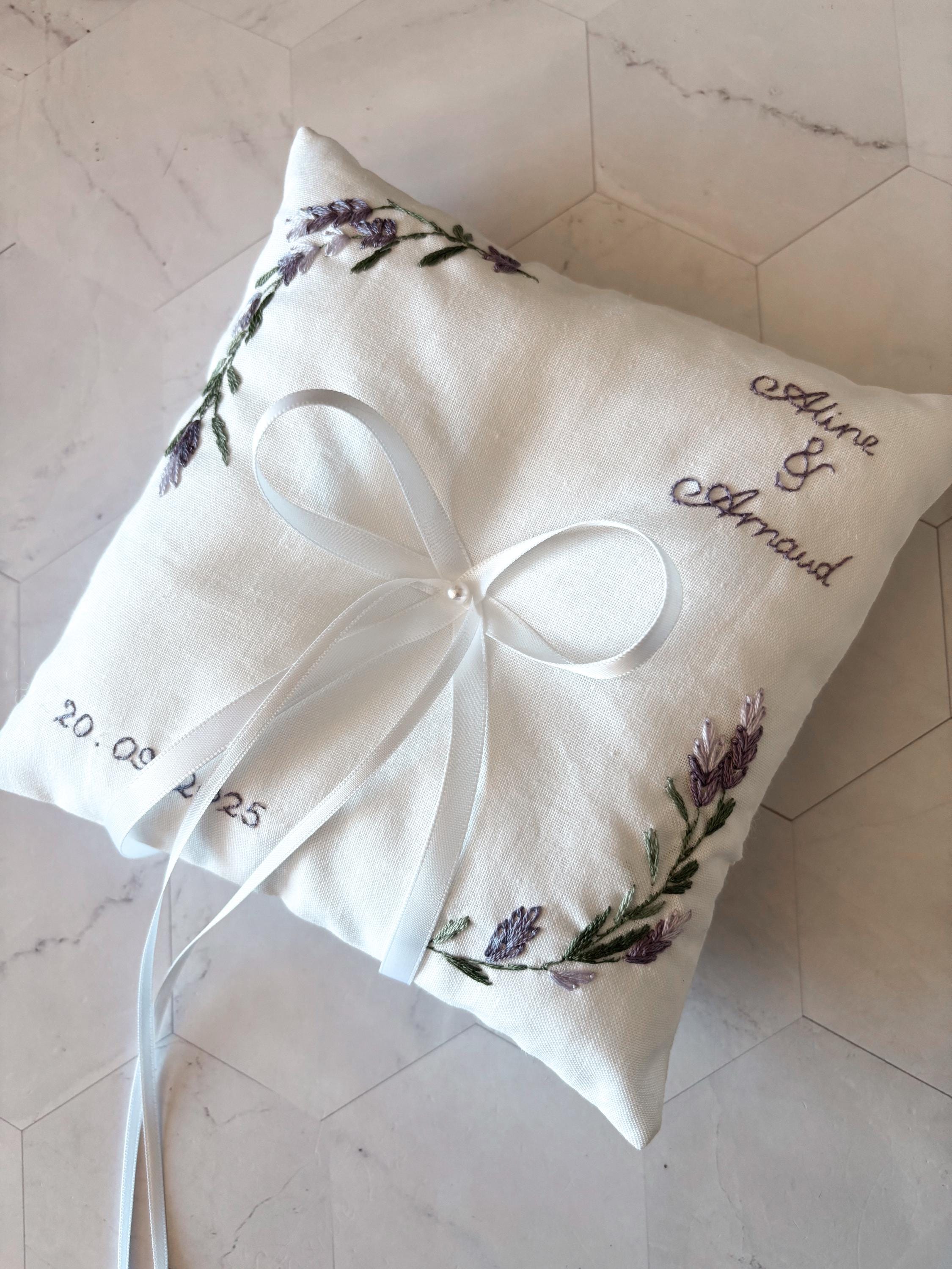 Coussin d’alliances brodé à la main et personnalisé – Broderie pour cérémonie de mariage - motif lavande