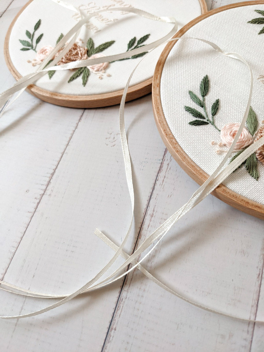 Porte alliances brodé personnalisé, prénoms brodés, porte-alliance mariage, fleurs brodées