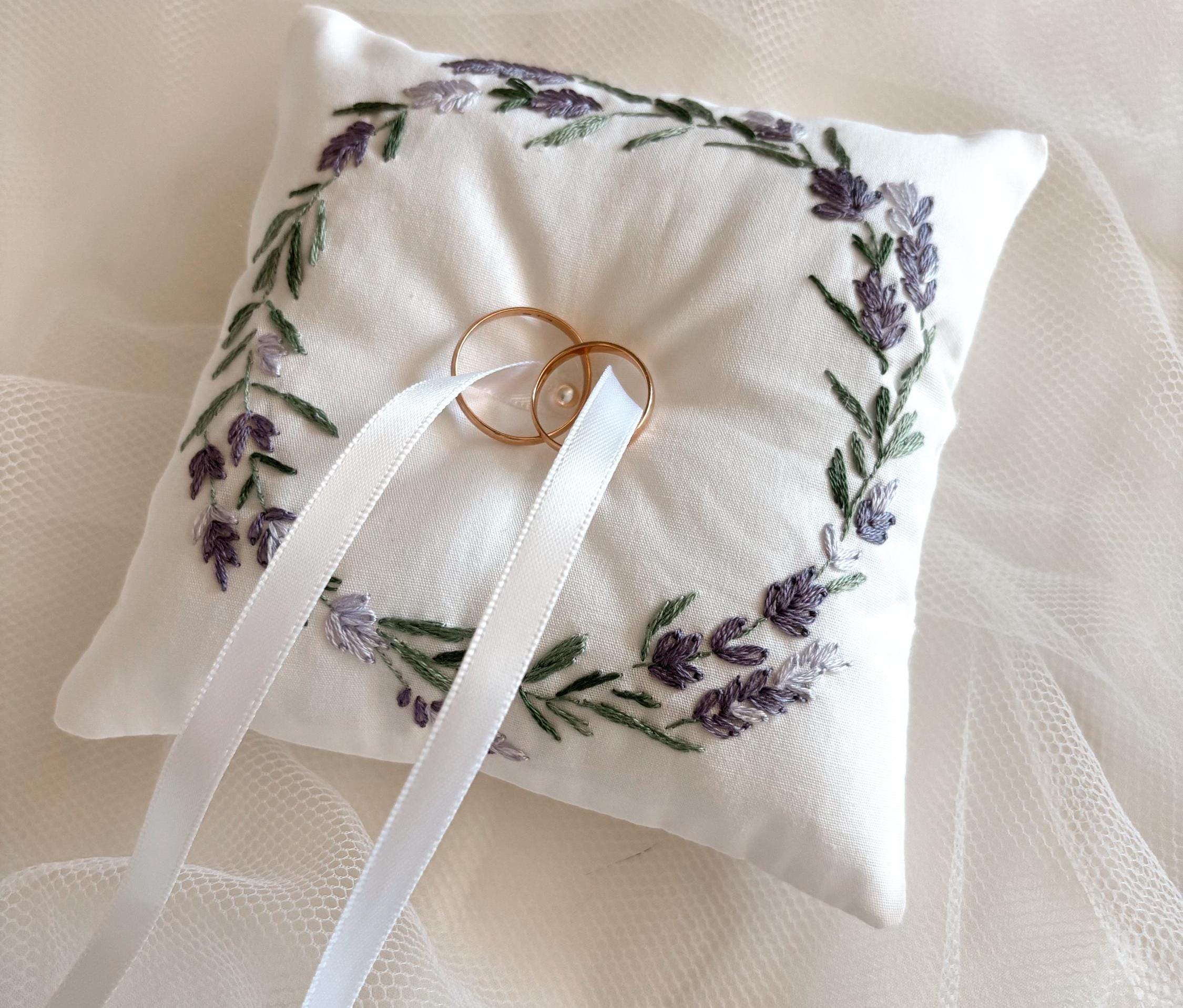 Coussin d’alliances brodé à la main et personnalisé – Broderie pour cérémonie de mariage - motif lavande
