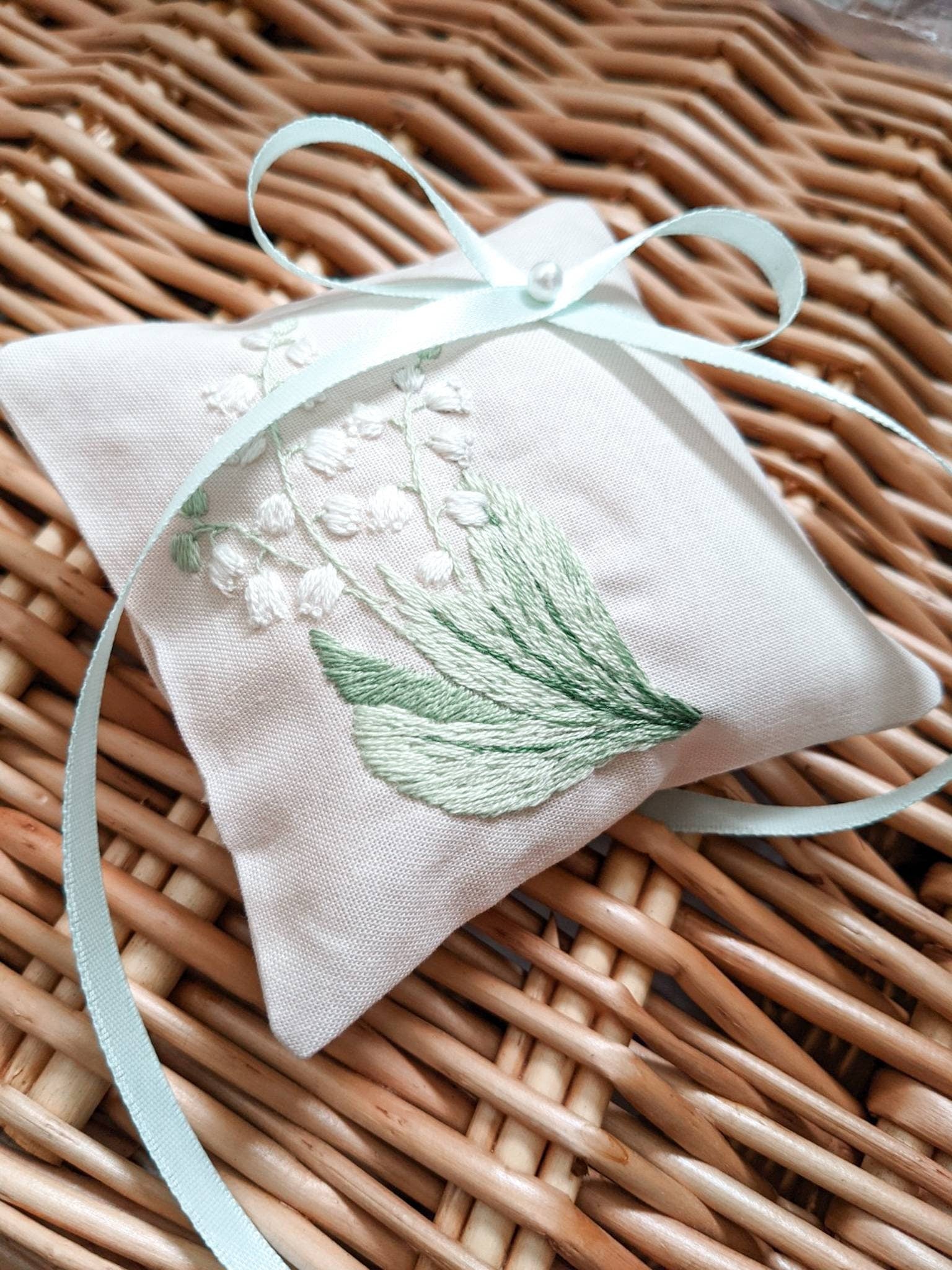 Coussin d'alliance brodé et cousu à la main - porte-alliances personnalisable - coussin d'anneaux pour alliance - coton bio mariage