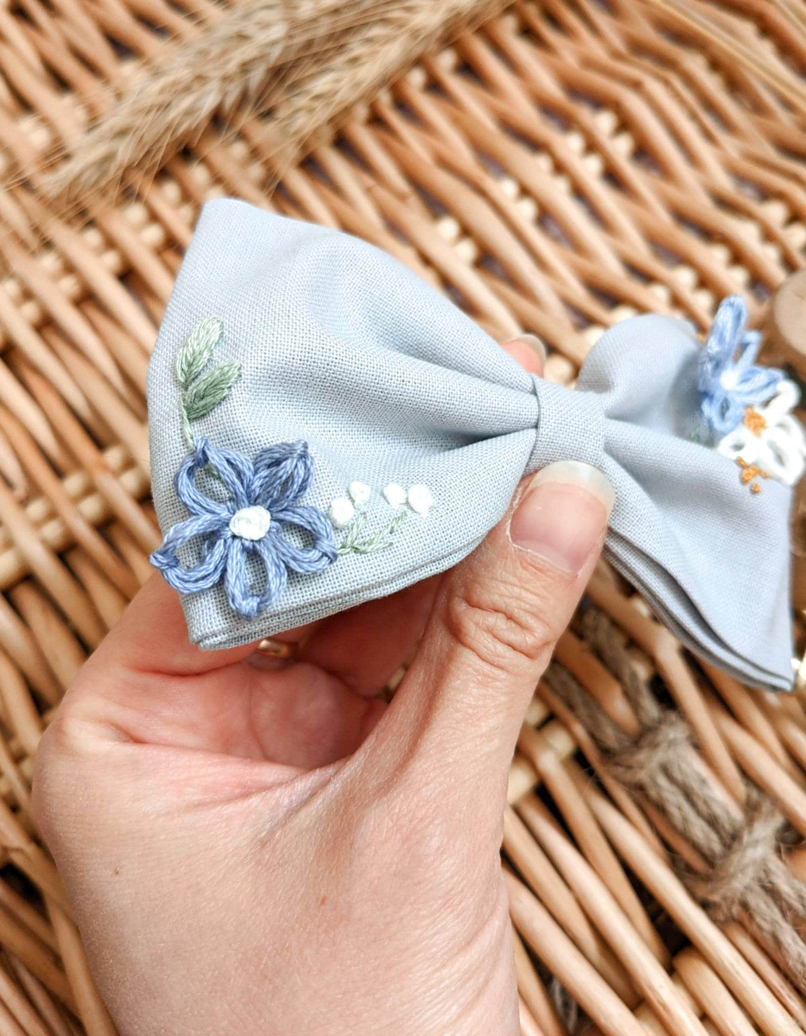 Barrette nœud cheveux brodé a la main, accessoires vintage, fleurs roses, coton OEKO-TEX, mariage, baptême, anniversaire.