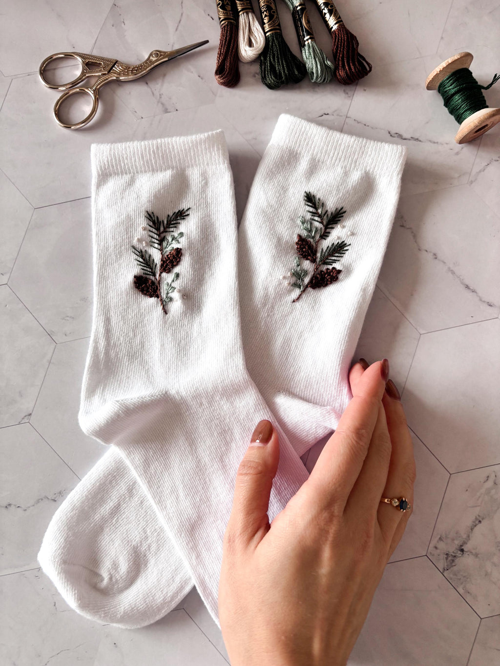 Chaussettes en coton brodées à la main, motif pommes de pin, sapin