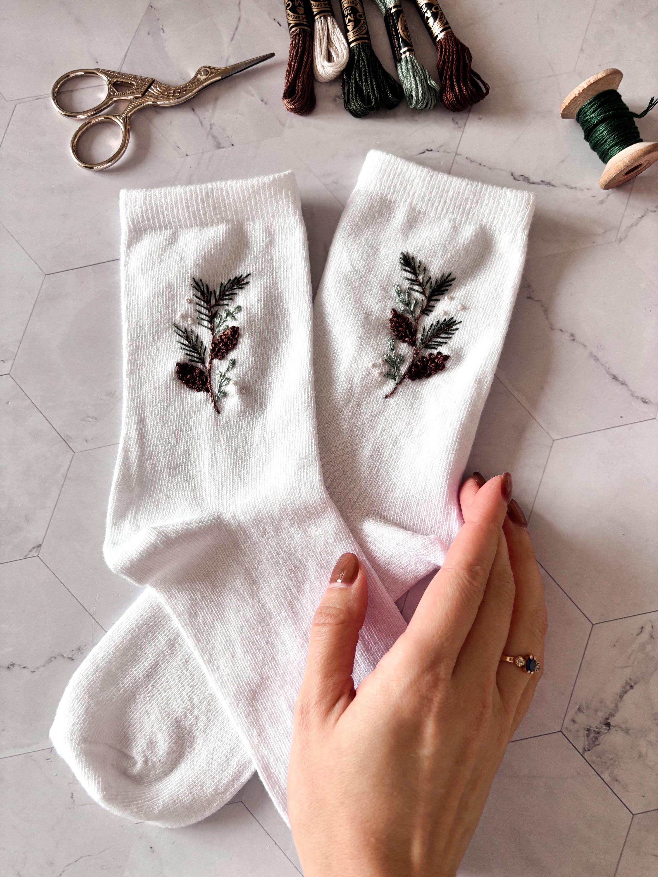 Chaussettes en coton brodées à la main, motif pommes de pin, sapin