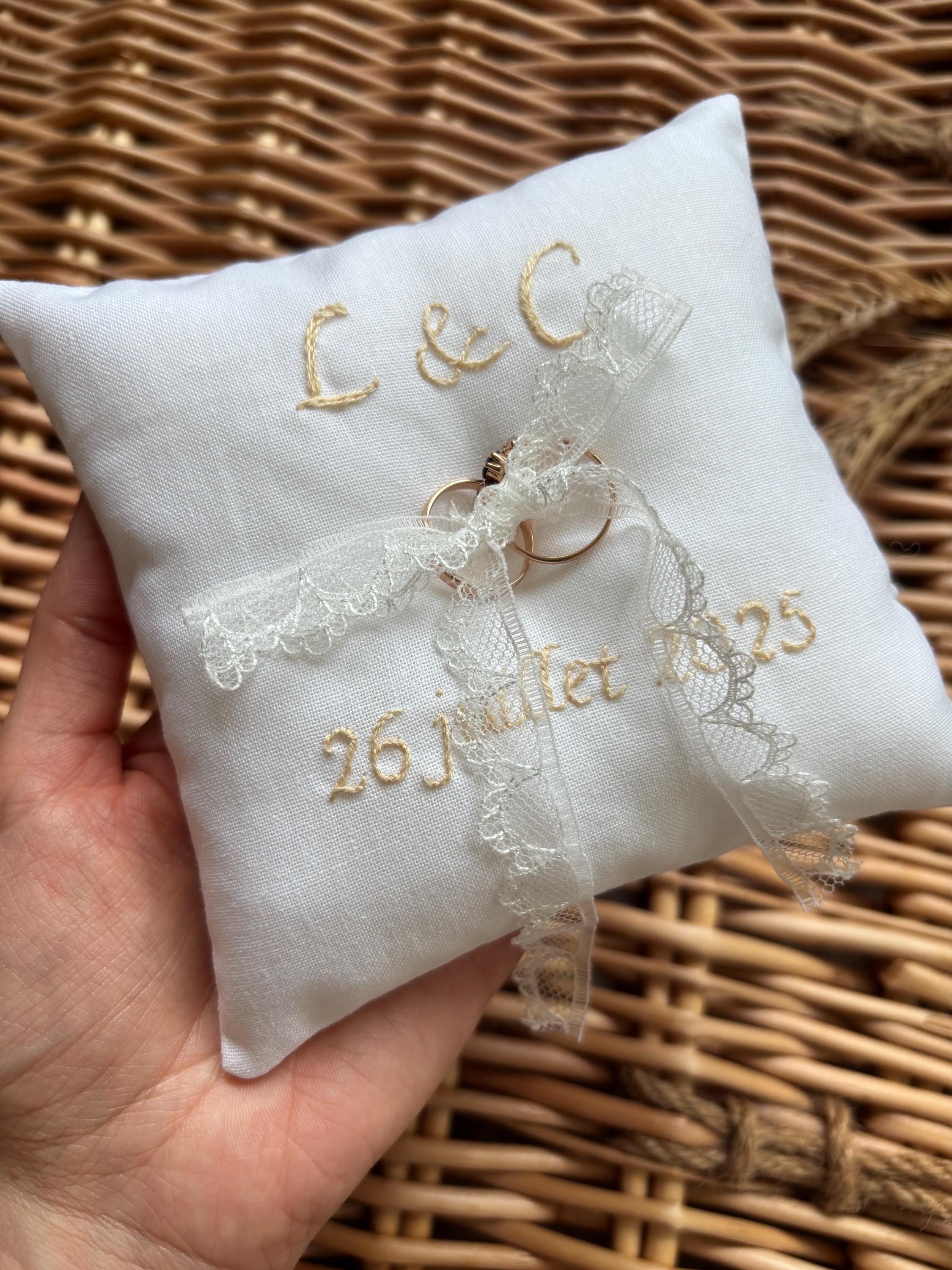 Coussin porte alliance blanc, accessoire de mariage élégant et personnalisé, dentelle