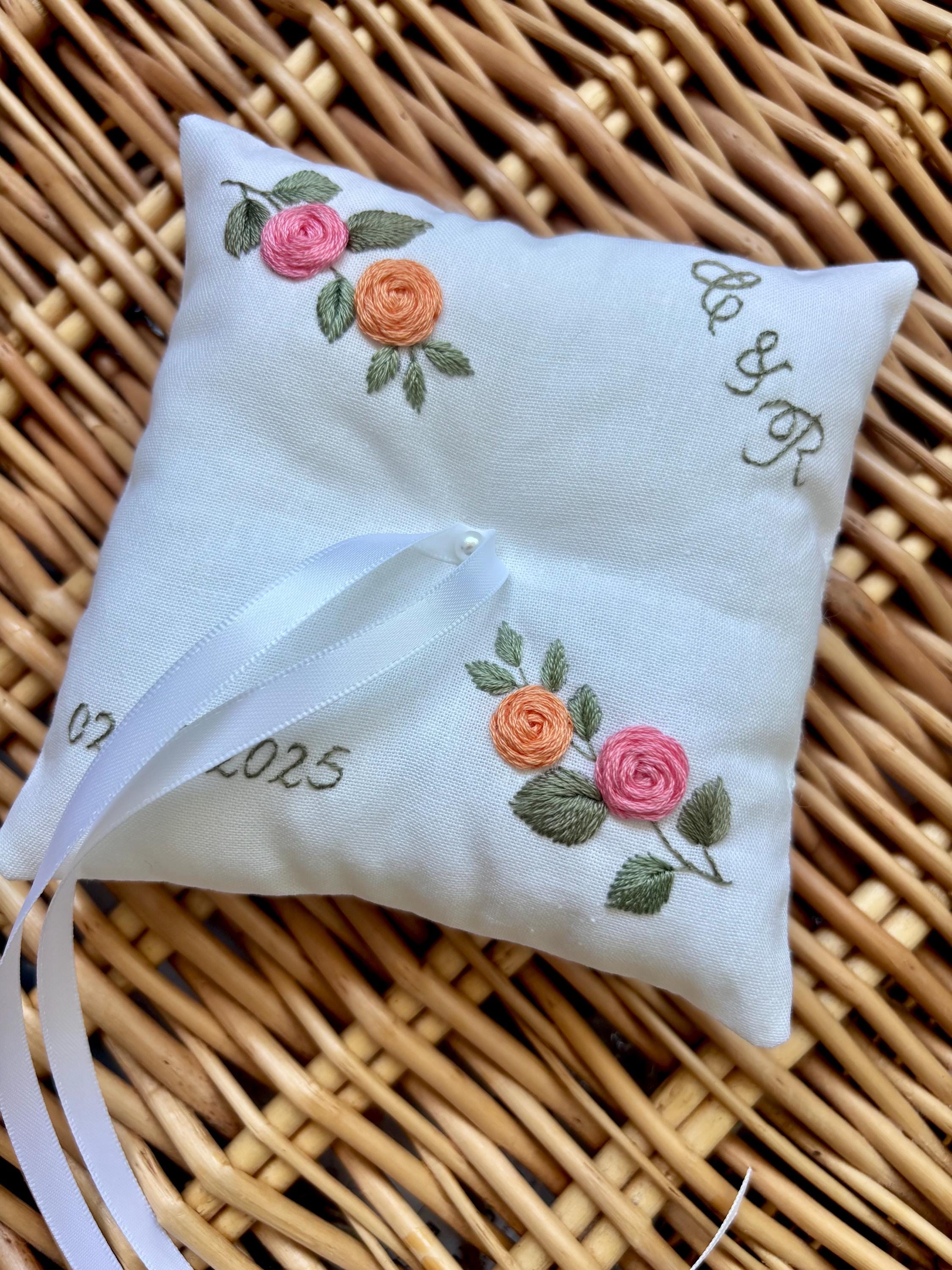 Coussin d’alliances personnalisé pour cérémonie de mariage avec les initiales et date du mariage
