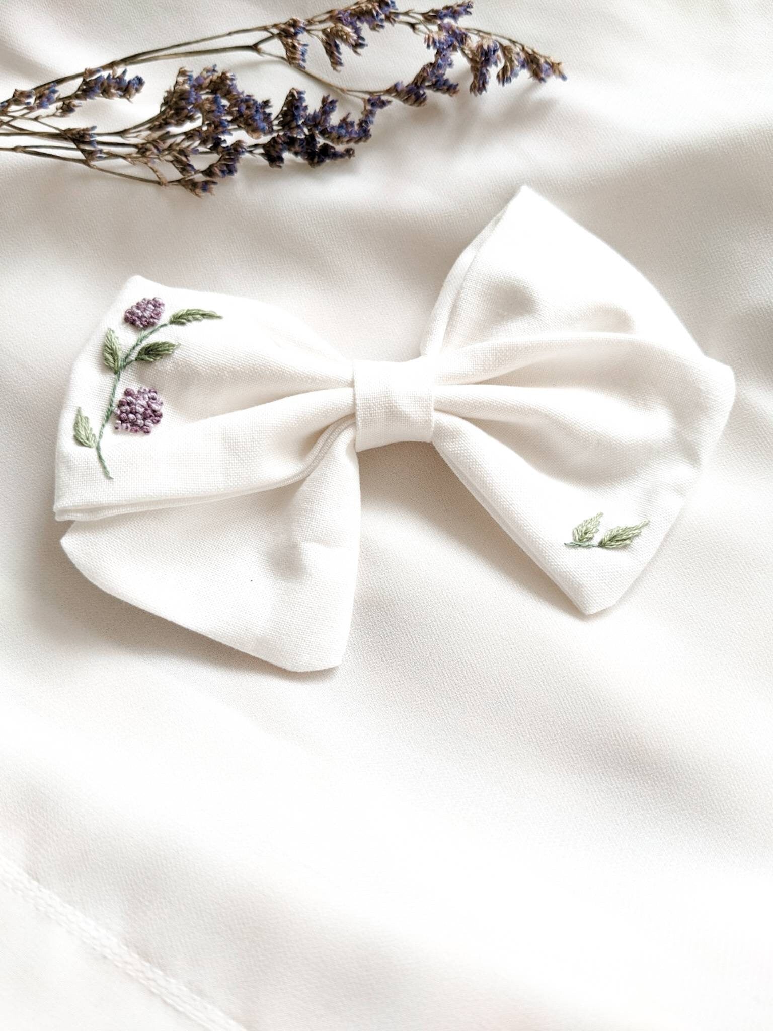 Barrette nœud cheveux brodé a la main, accessoires vintage, fleurs roses, coton OEKO-TEX, mariage, baptême, anniversaire.