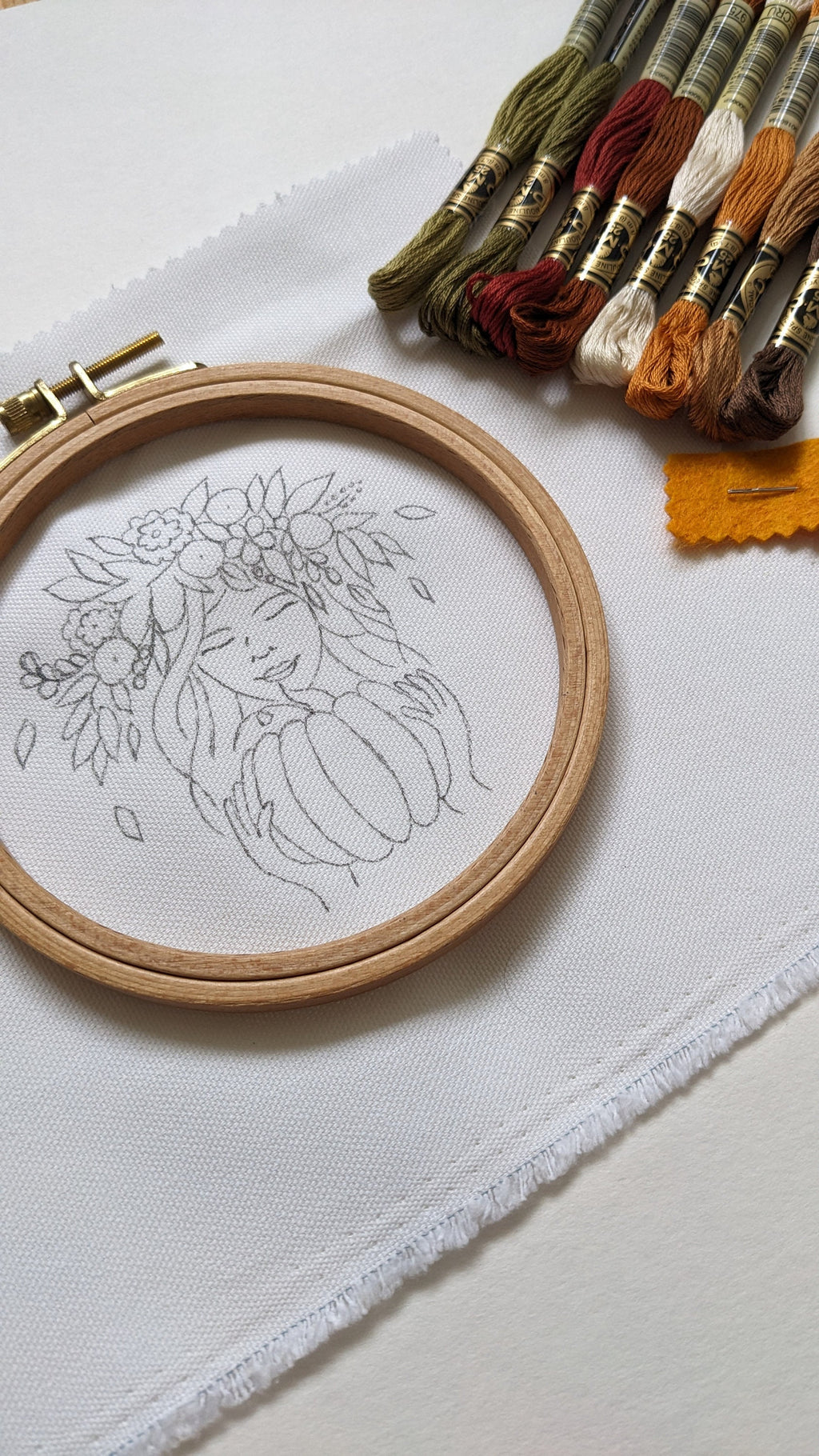 Kit de broderie, Fille avec une citrouille, couronne de fleurs d'automne, guide vidéo