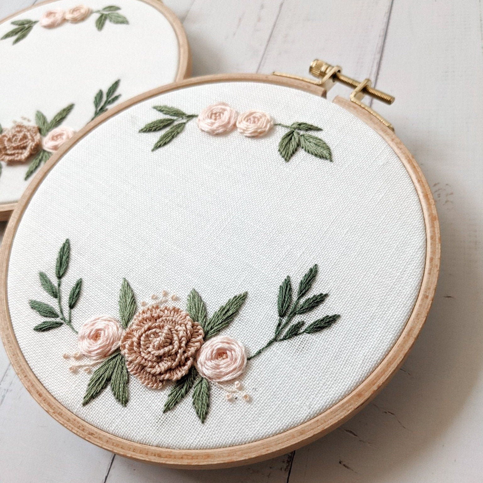 Porte alliances brodé personnalisé, prénoms brodés, porte-alliance mariage, fleurs brodées