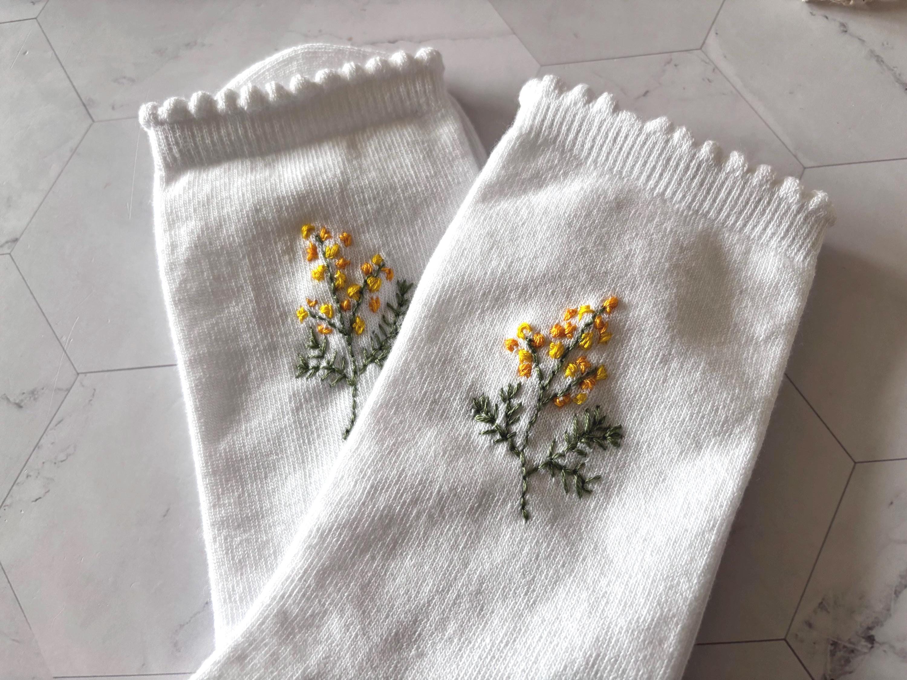 Chaussettes en coton brodées à la main Mimosa