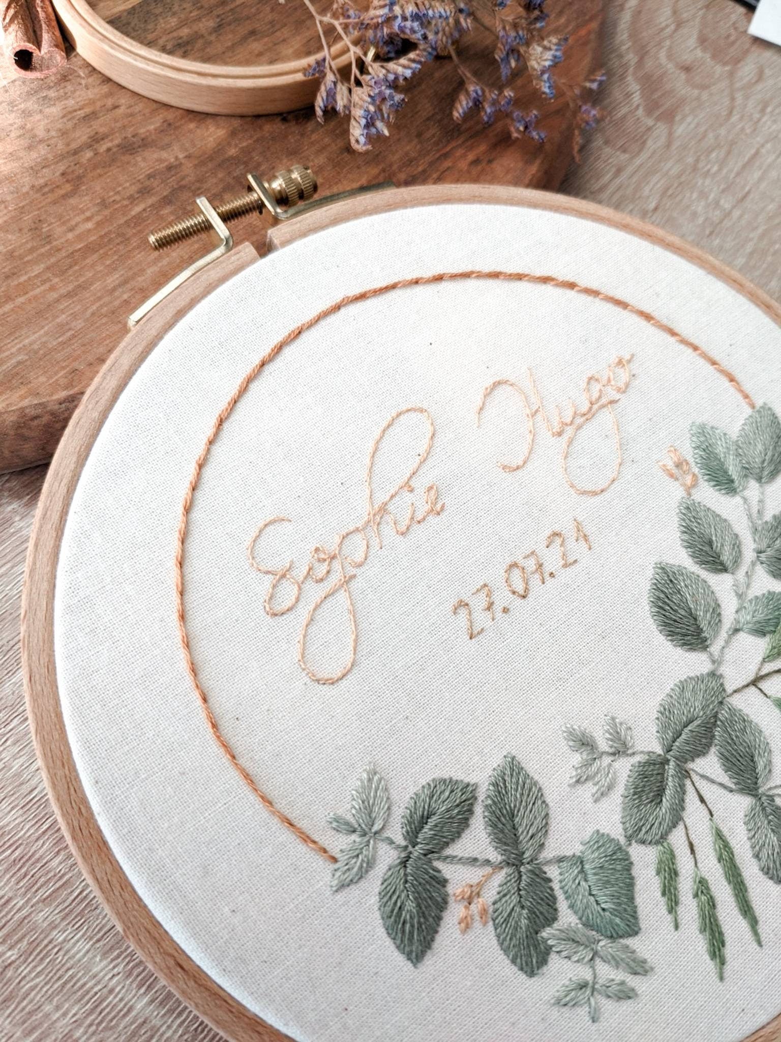 Porte alliances brodé personnalisé – Cadeau de mariage unique – Cadre pour alliances sur mesure - Eucalyptus