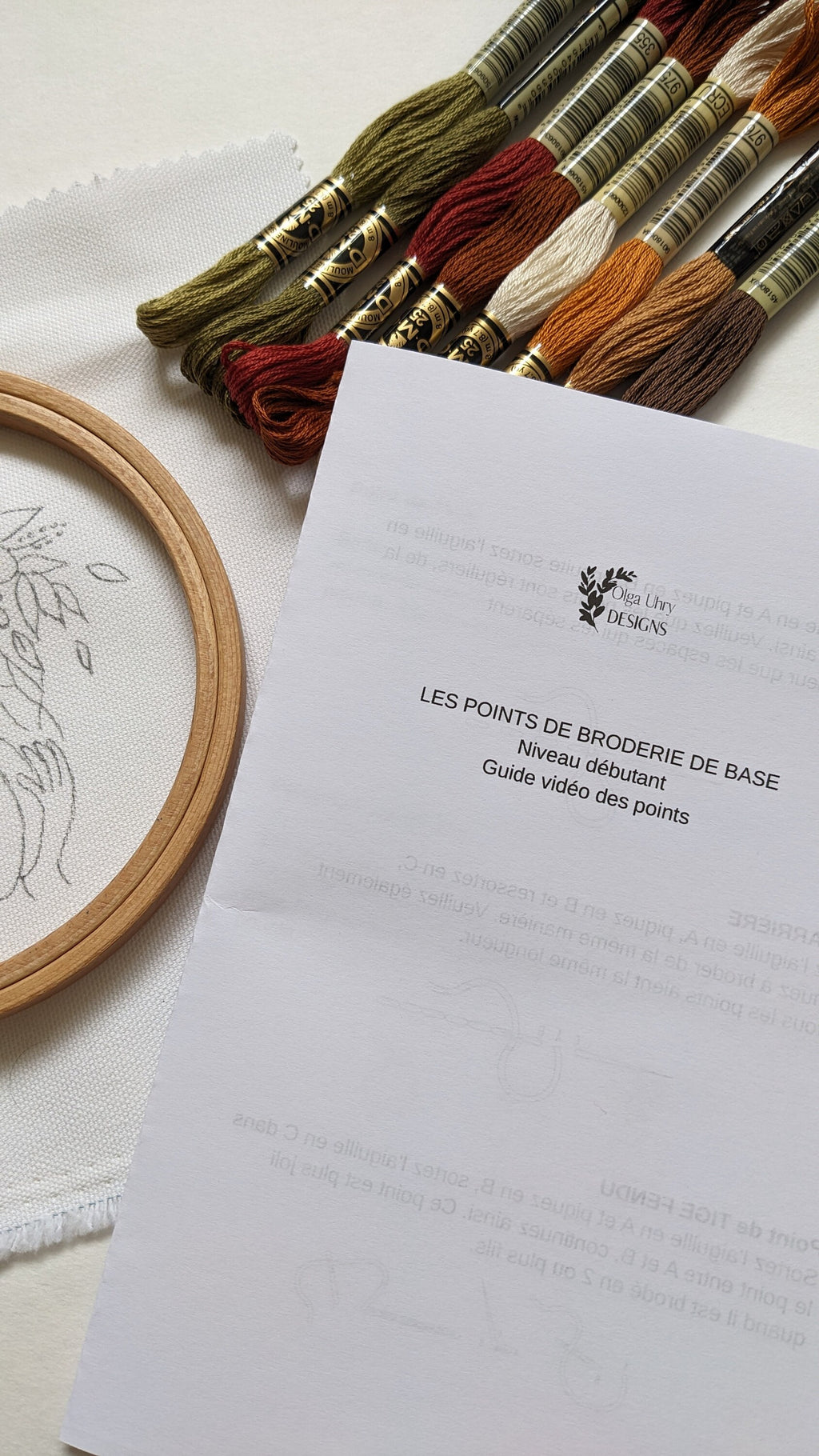 Kit de broderie, Fille avec une citrouille, couronne de fleurs d'automne, guide vidéo