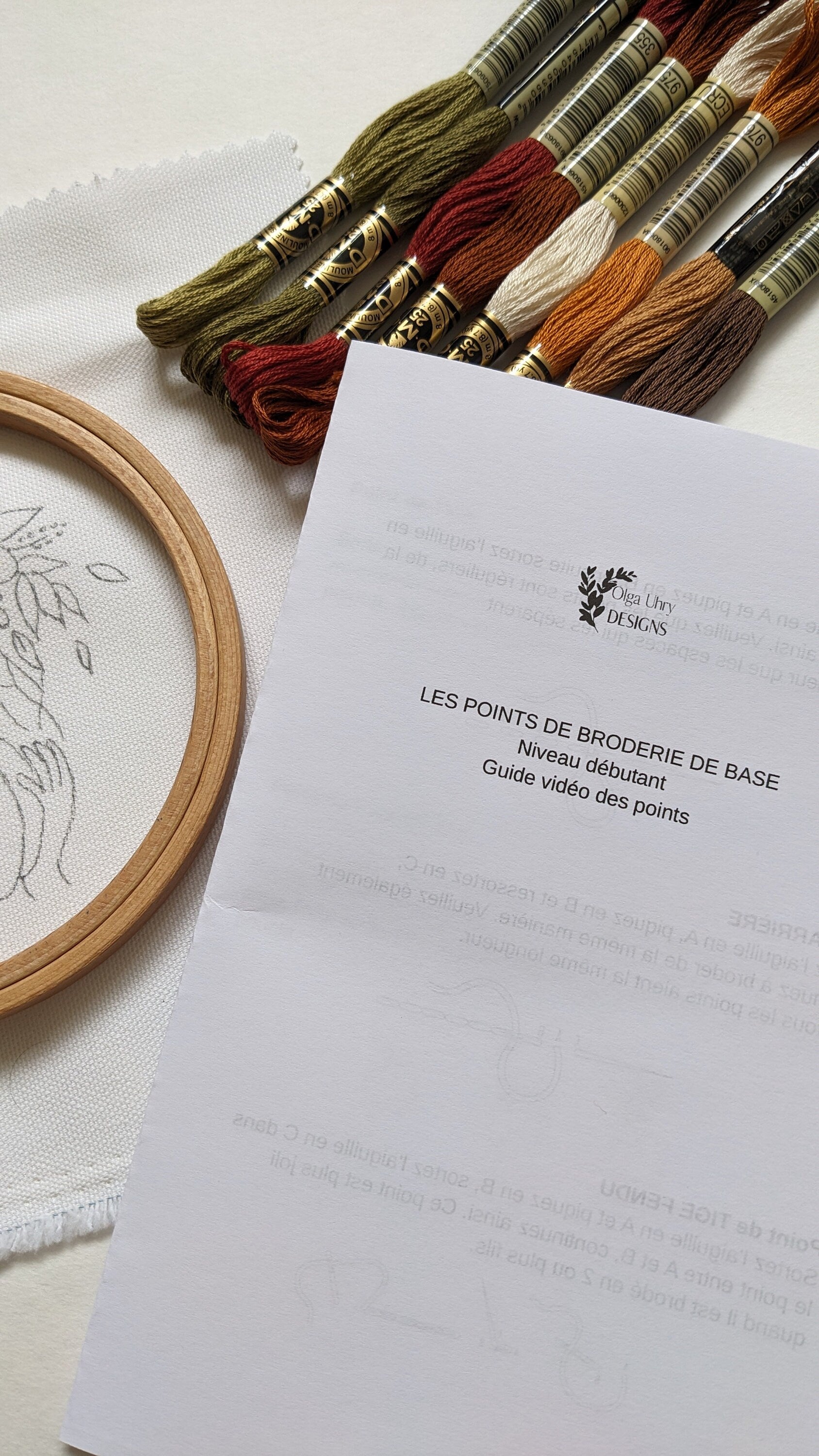 Kit de broderie, Fille avec une citrouille, couronne de fleurs d'automne, guide vidéo