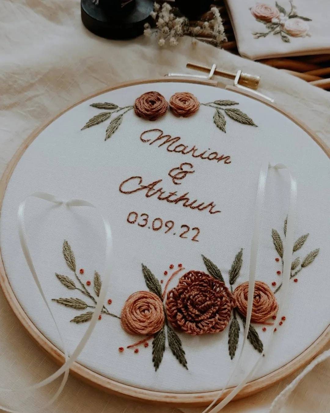 Porte alliances brodé personnalisé, prénoms brodés, porte-alliance mariage, fleurs brodées