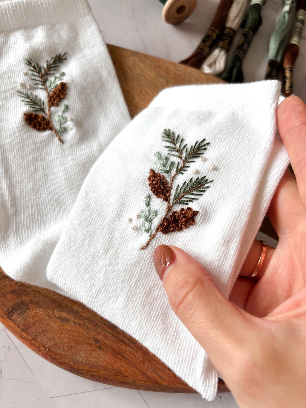 Chaussettes en coton brodées à la main, motif pommes de pin, sapin