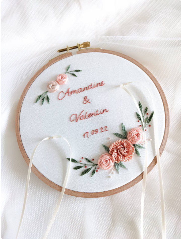 Porte alliances brodé personnalisé, prénoms brodés, porte-alliance mariage, fleurs brodées