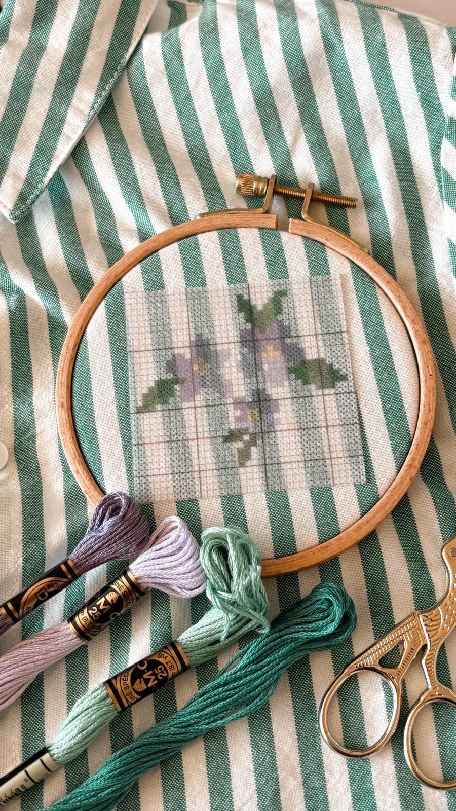 Personnalisation d’un vêtement avec une broderie au point de croix réalisée sur tissu grâce au papier hydrosoluble.