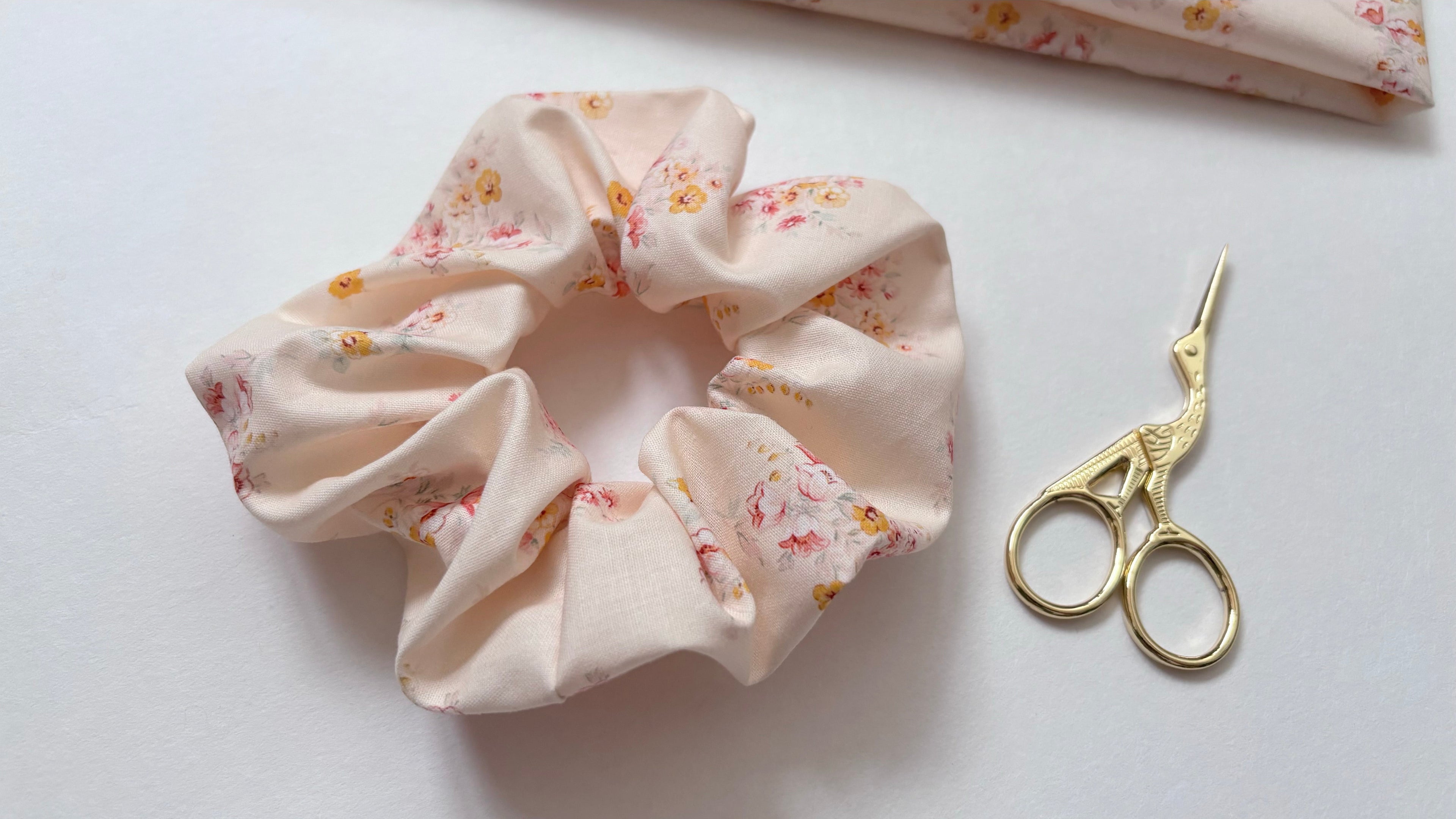 Chouchou fleurs en coton pour les cheveux