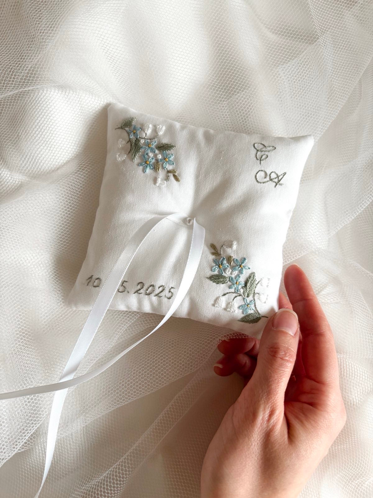 Coussin alliance blanc personnalisé, fleurs bleu claire, verts sauge