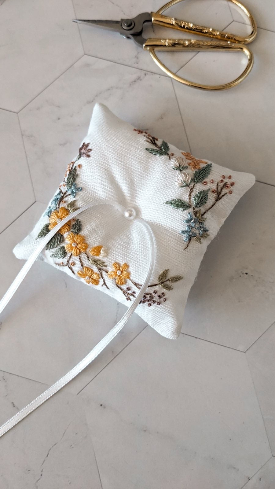 Coussin alliances floral, fleurs sauvages pour la cérémonie de mariage