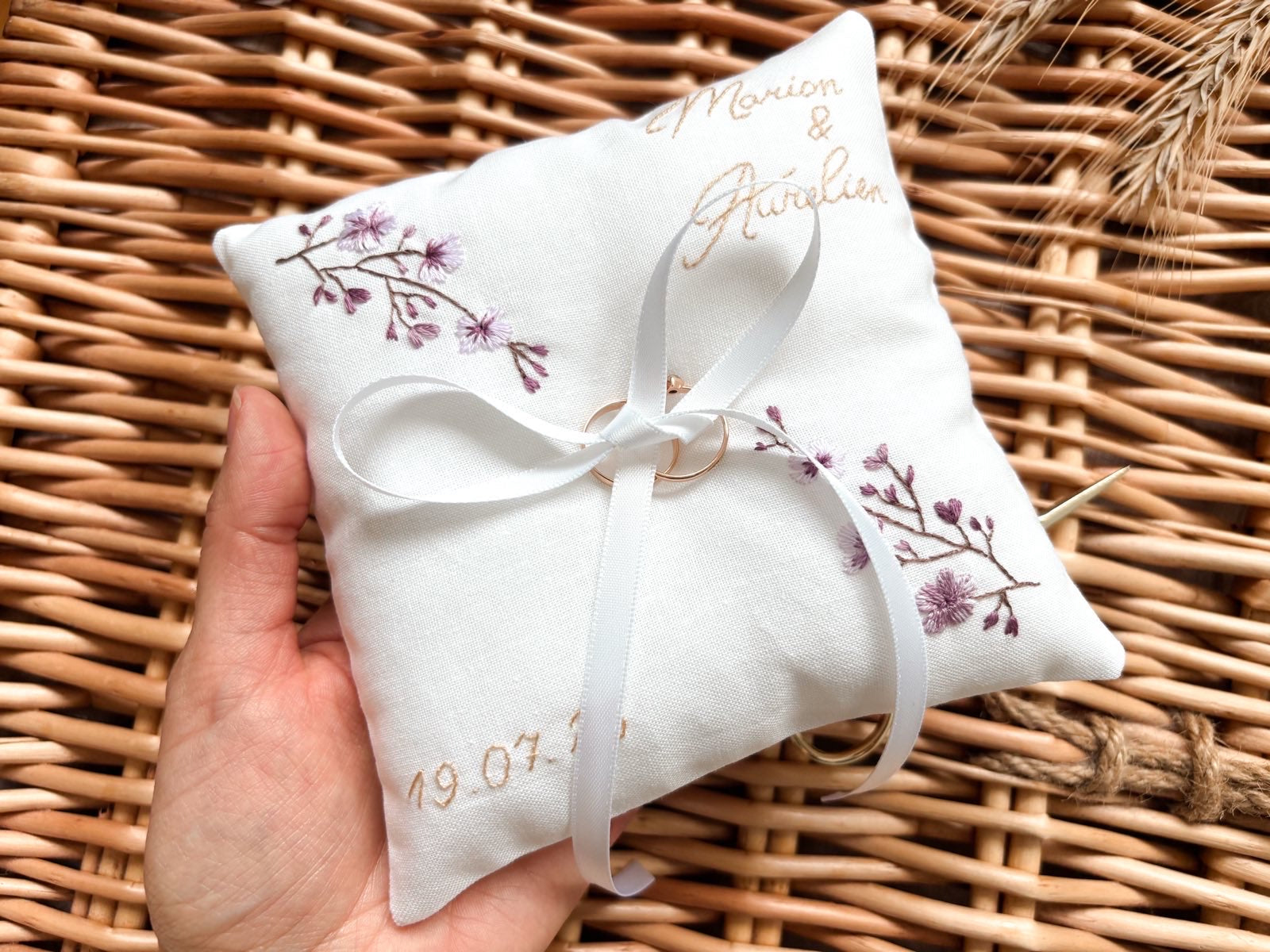 Coussin d’alliances personnalisé pour cérémonie de mariage avec les initiales et date du mariage