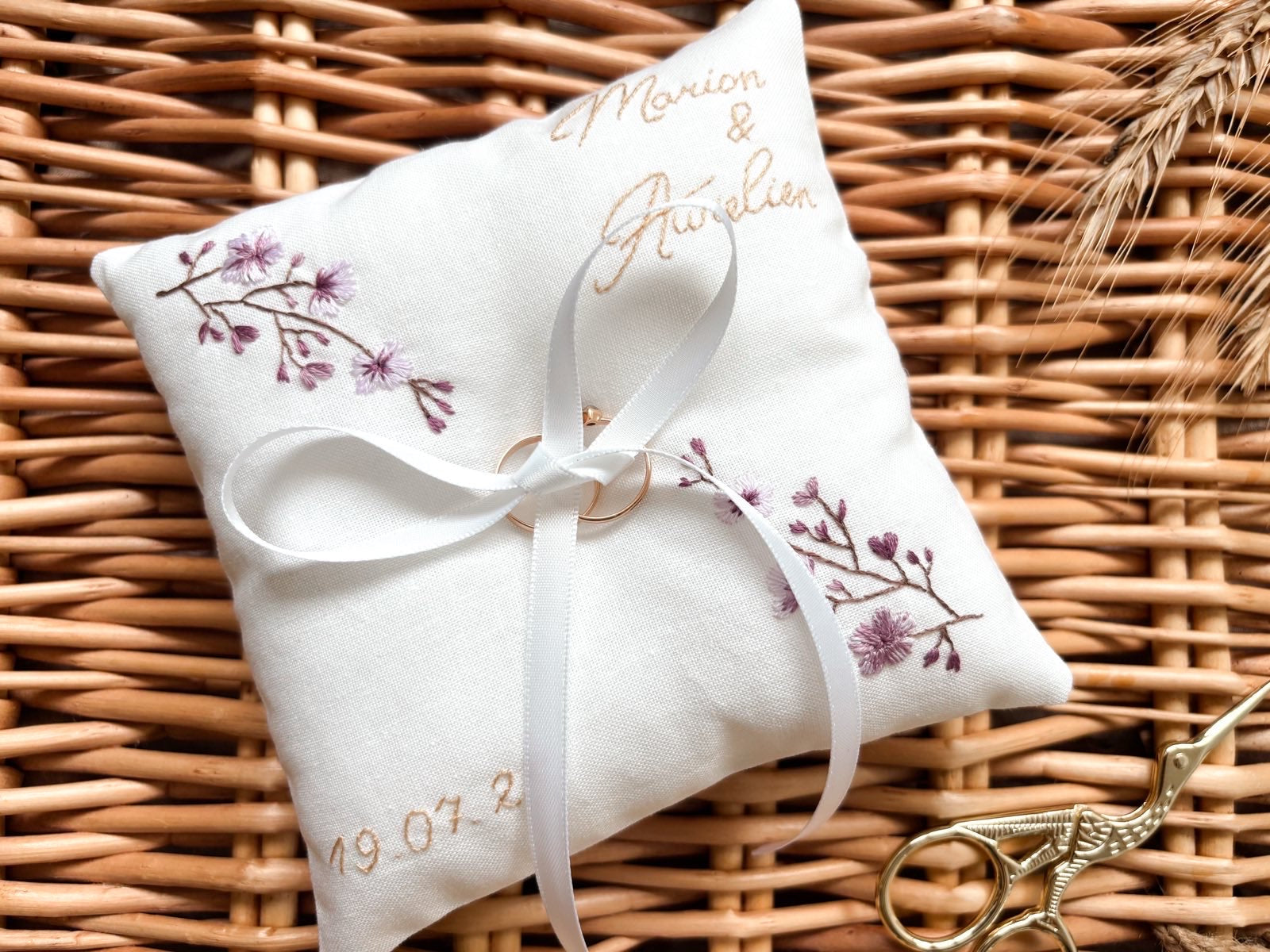 Coussin d’alliances personnalisé pour cérémonie de mariage avec les initiales et date du mariage