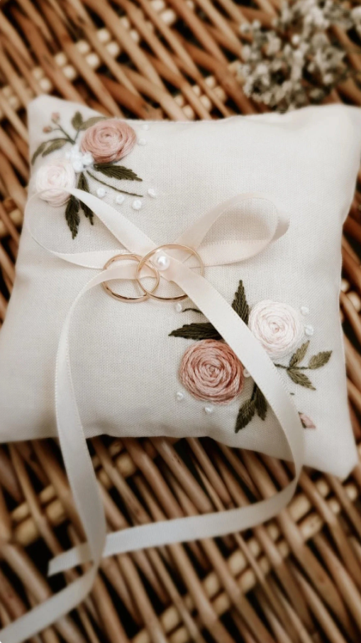 Coussin d'alliance brodé et cousu à la main - porte-alliances personnalisable - coussin d'anneaux pour alliance - coton bio mariage