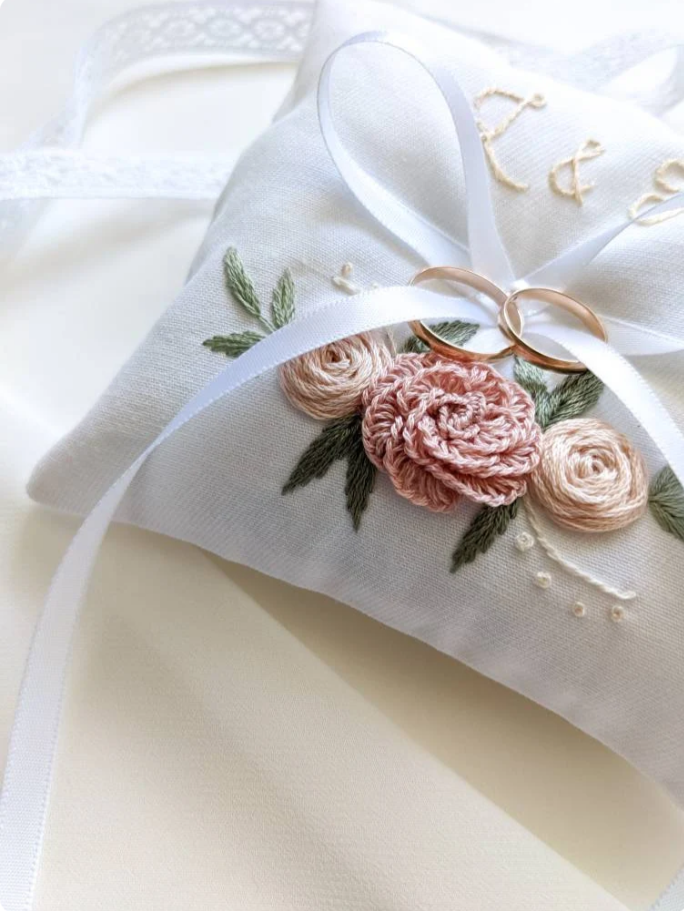 Coussin d'alliances blanc personnalisé - Porte-alliances brodé à la main pour alliances - Motifs floraux