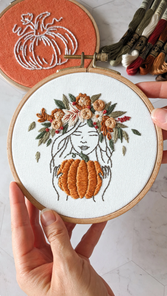 Kit de broderie, Fille avec une citrouille, couronne de fleurs d'automne, guide vidéo