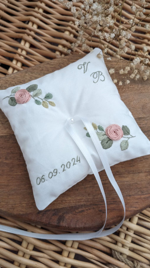 Coussin d'alliance brodé et cousu à la main - porte alliances personnalisé - eucalyptus et roses - coussin d'anneaux pour alliances mariage
