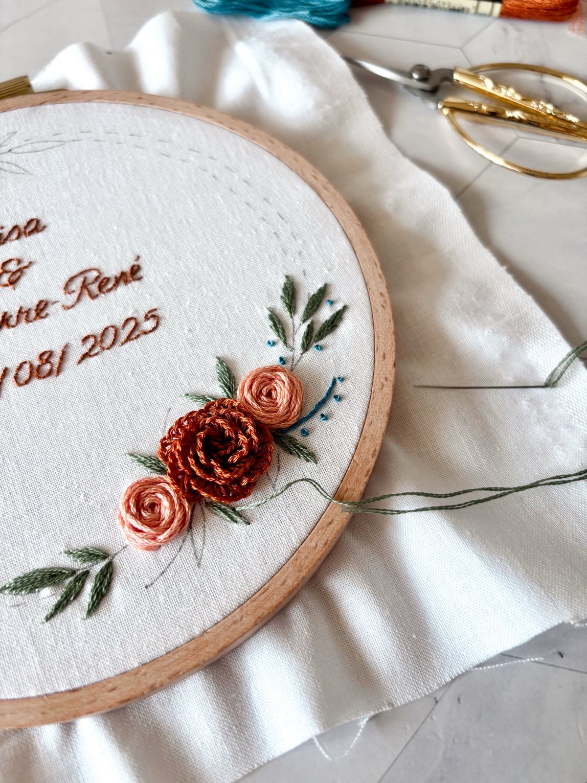 Porte alliances brodé personnalisé pour un mariage, prénoms brodés, fleurs brodées, cadre en or ou argent, plusieurs couleurs