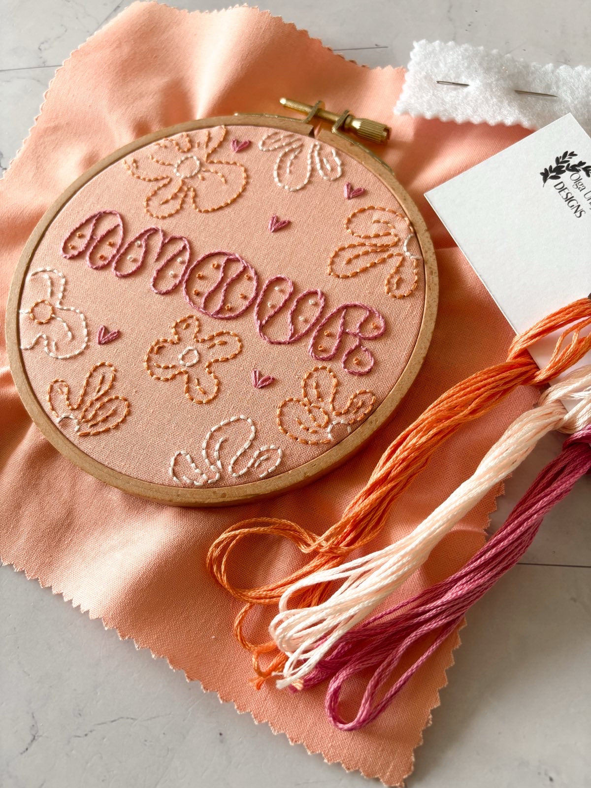 Kit de broderie complet Amour avec tambour, tissu imprimé, fils et guide, projet de broderie facile à offrir ou à s’offrir