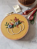 tambour de broderie, ils DMC, citrouille en fleurs, apprendre à broder, broderie traditionnelle 