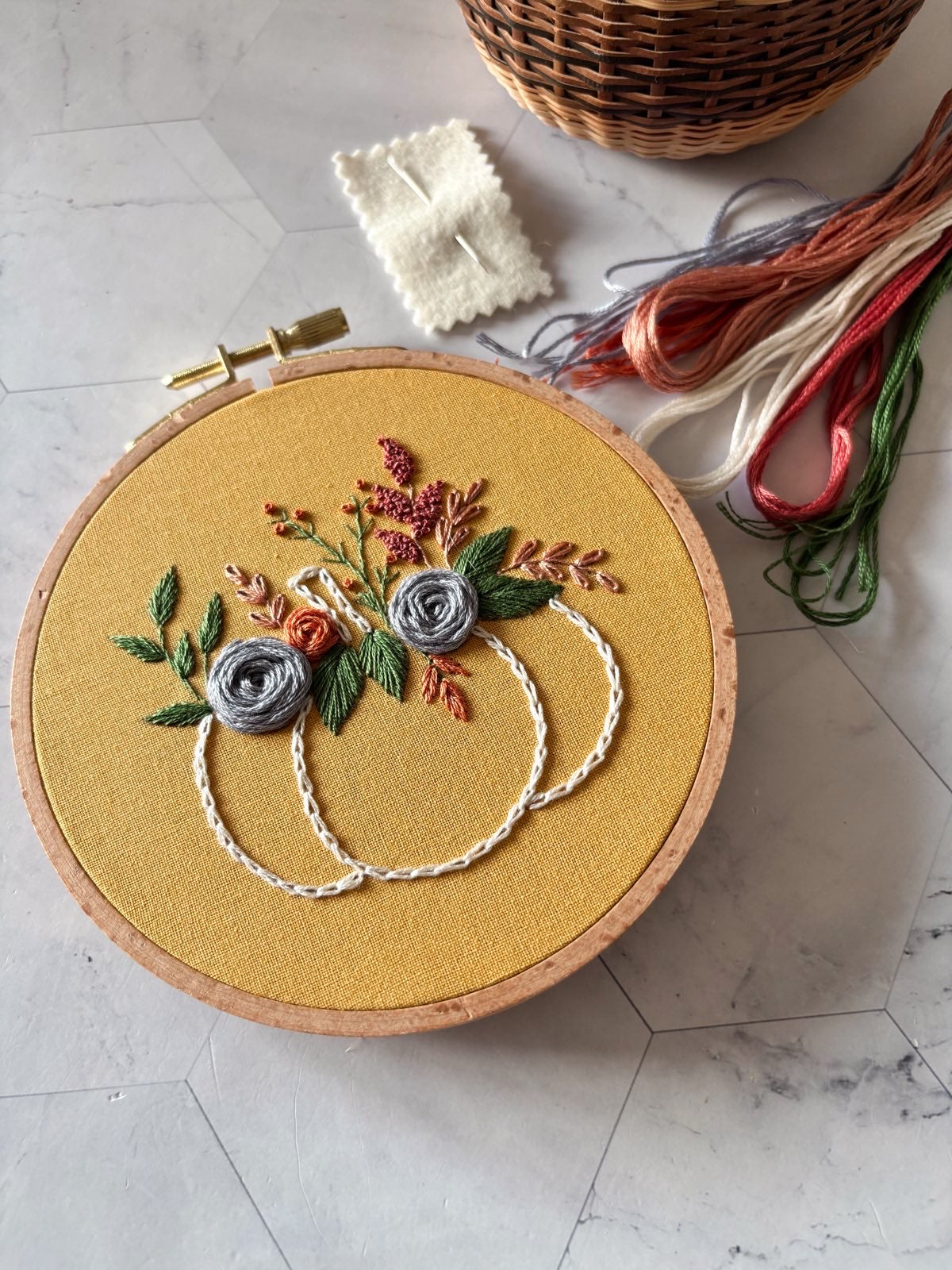 tambour de broderie, ils DMC, citrouille en fleurs, apprendre à broder, broderie traditionnelle 