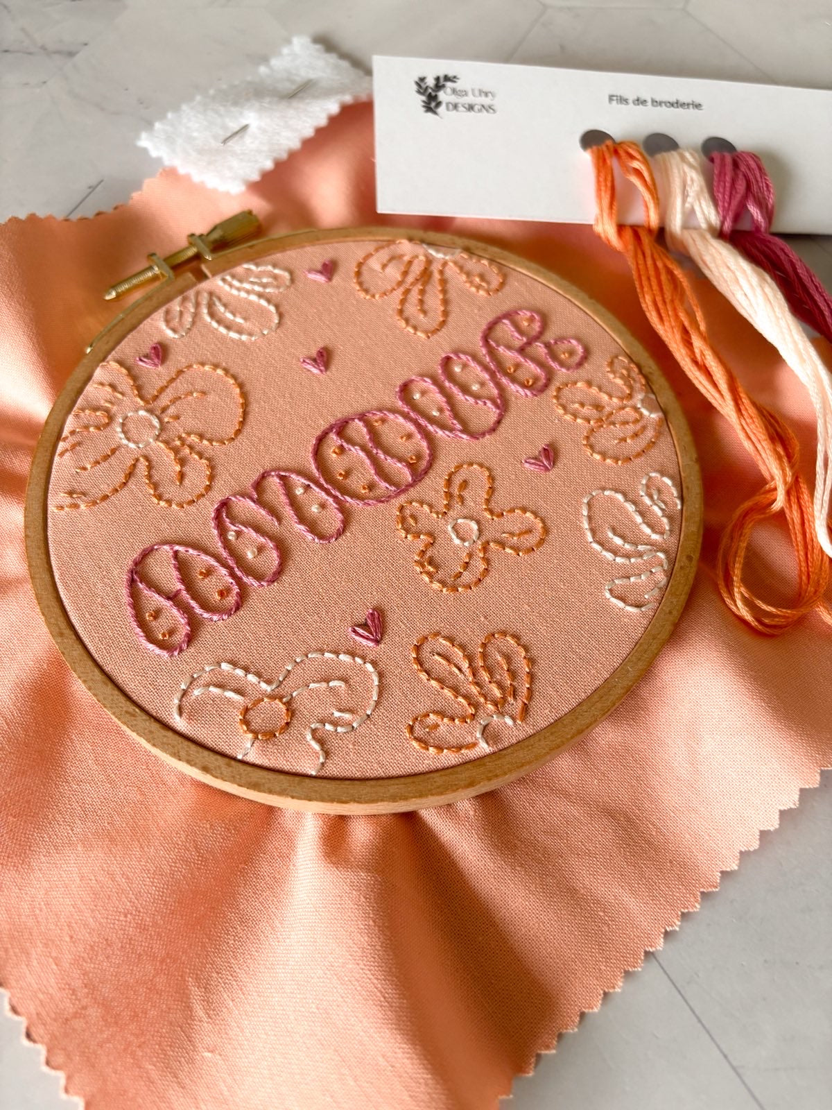 Kit de broderie Amour pour débutants, motif brodé dans des tons roses et orangés au style vintage, broderie moderne décorative