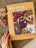 Couverture du livre Broder la laine d’Olga Uhry, 40 motifs pour personnaliser pulls et tricots, éditions Eyrolles.