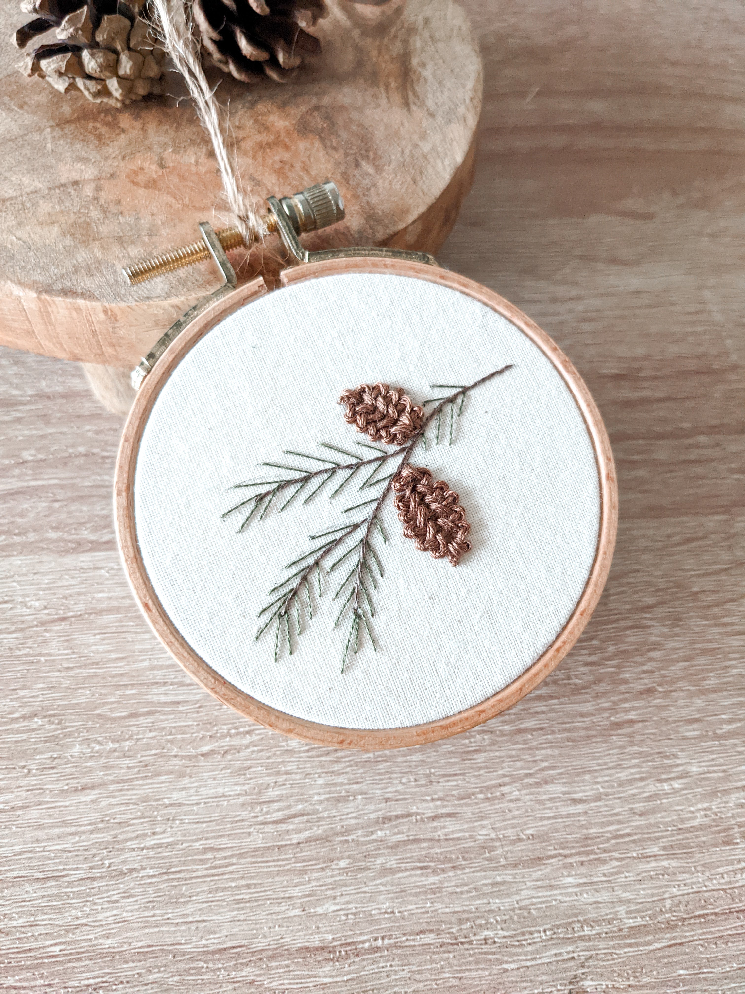 Modèle de broderie, tutoriel PDF avec un guide vidéo - Motif de Noël à broder à la main pour débutant - apprendre à broder