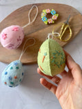 Œufs de Pâques en feutrine réalisés avec patron PDF, décoration faite main avec broderie simple, DIY facile pour débutants.