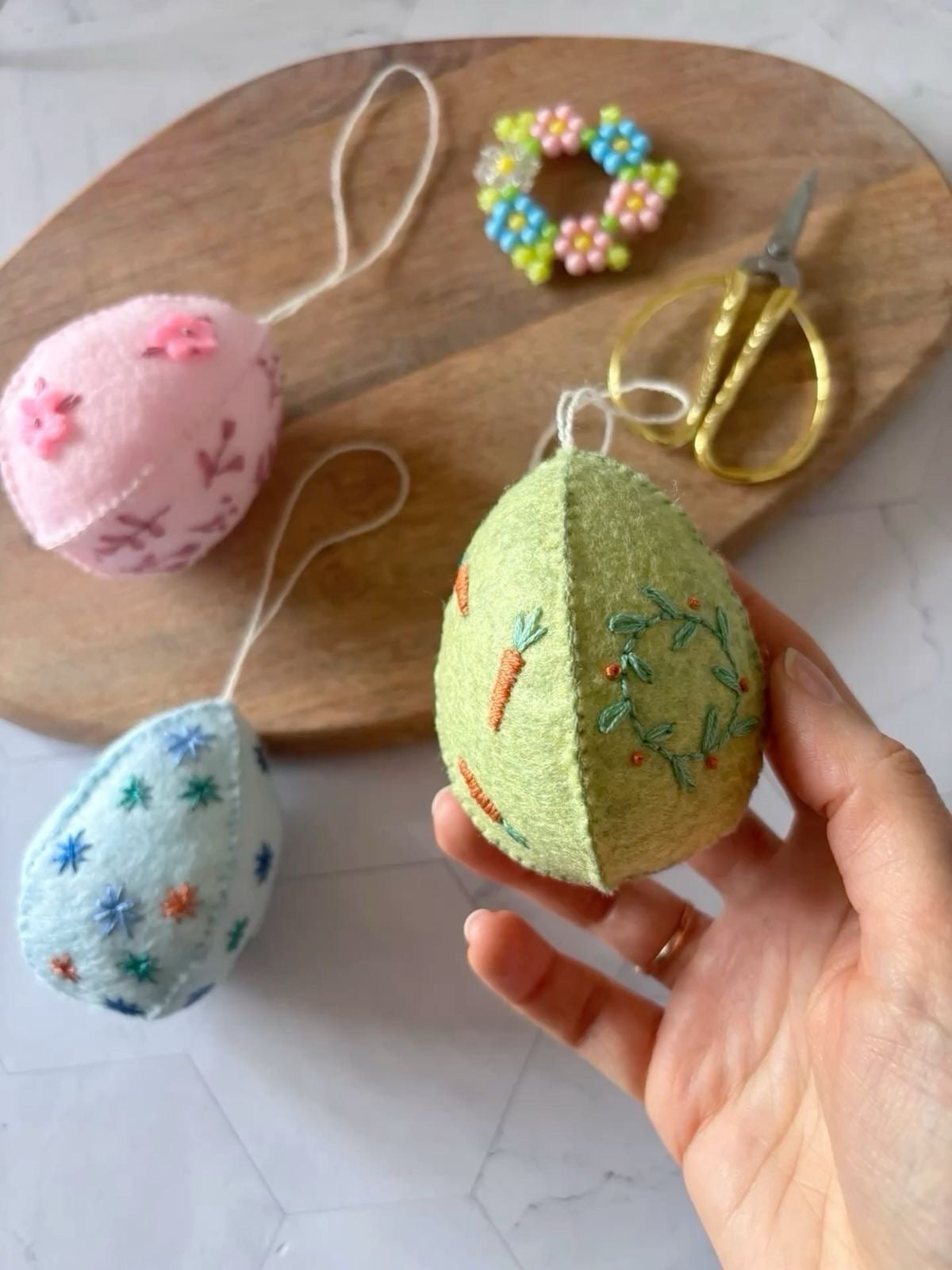 Œufs de Pâques en feutrine réalisés avec patron PDF, décoration faite main avec broderie simple, DIY facile pour débutants.