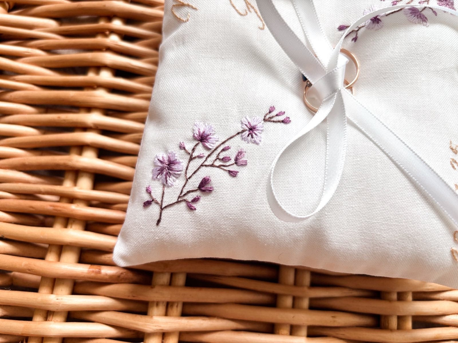 Coussin d’alliances personnalisé pour cérémonie de mariage avec les initiales et date du mariage