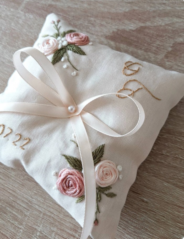 Coussin d'alliance brodé et cousu à la main - porte-alliances personnalisable - coussin d'anneaux pour alliance - coton bio mariage
