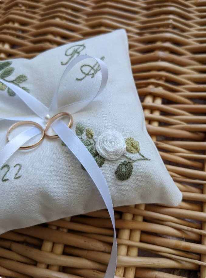 Coussin d'alliance brodé et cousu à la main - porte alliances personnalisé - eucalyptus et roses - coussin d'anneaux pour alliances mariage