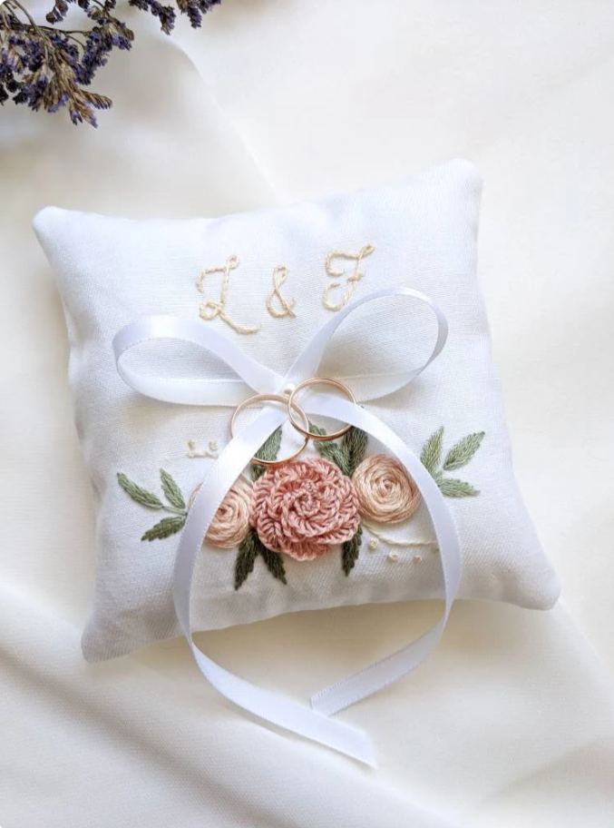 Coussin d'alliances blanc personnalisé - Porte-alliances brodé à la main pour alliances - Motifs floraux