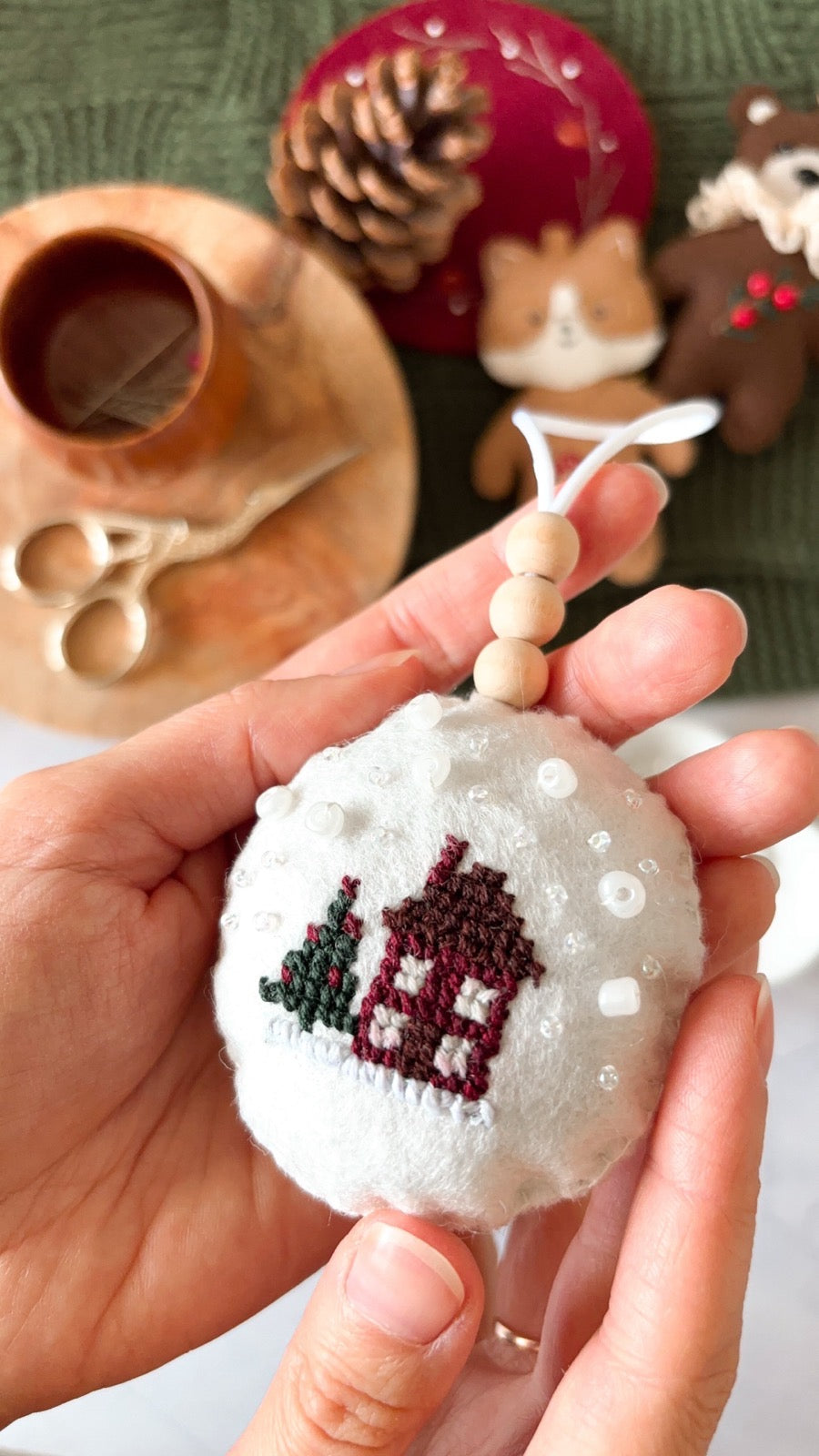 Broderie au point de croix sur tissu avec papier hydrosoluble pour créer des motifs personnalisés sur ses vêtements et accessoires.