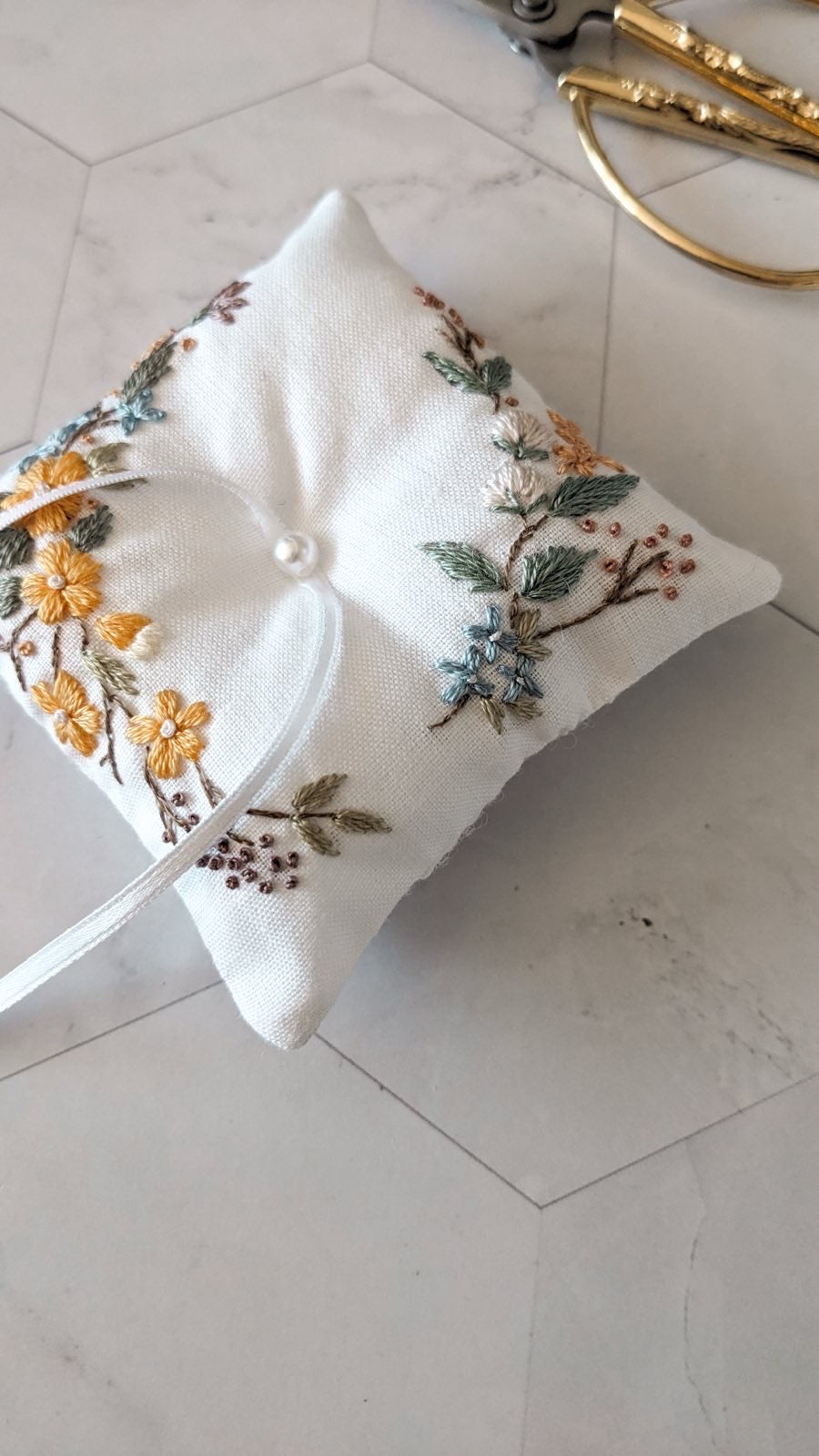 Coussin alliances floral, fleurs sauvages pour la cérémonie de mariage