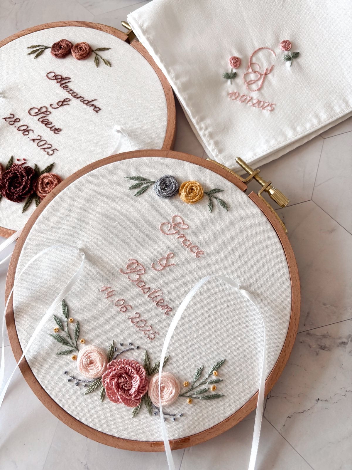 Porte alliances brodé personnalisé, prénoms brodés, porte-alliance mariage, fleurs brodées