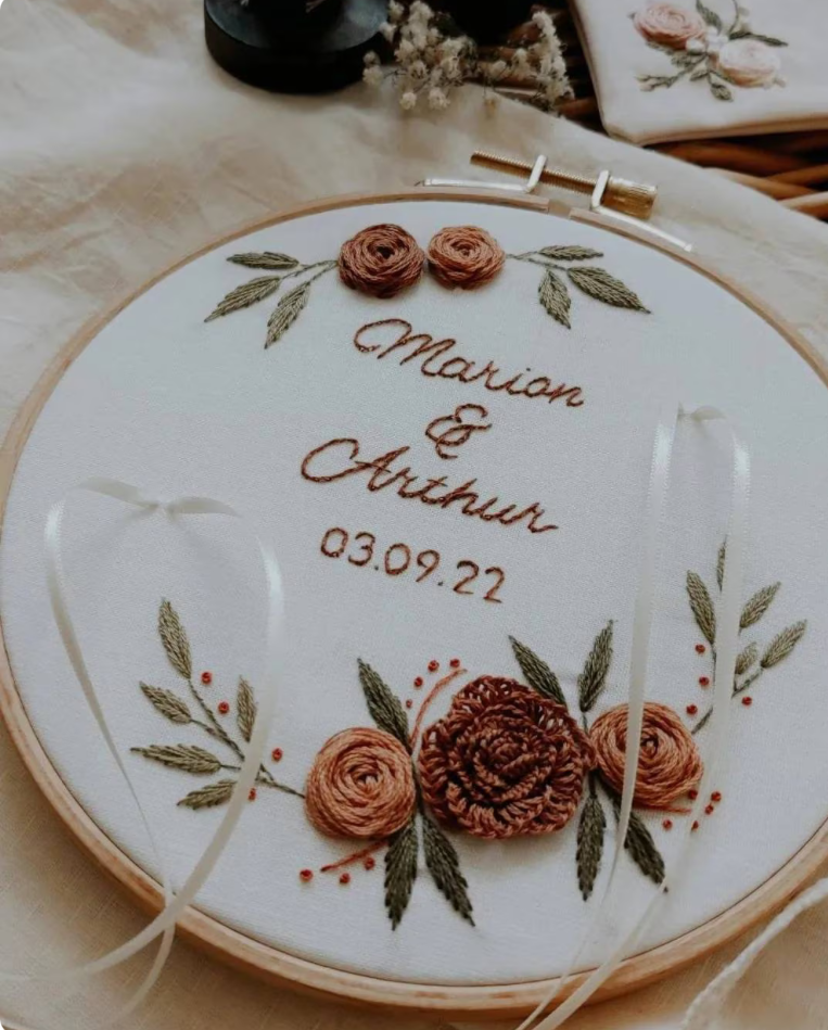 Porte alliances brodé personnalisé, prénoms brodés, porte-alliance mariage, fleurs brodées